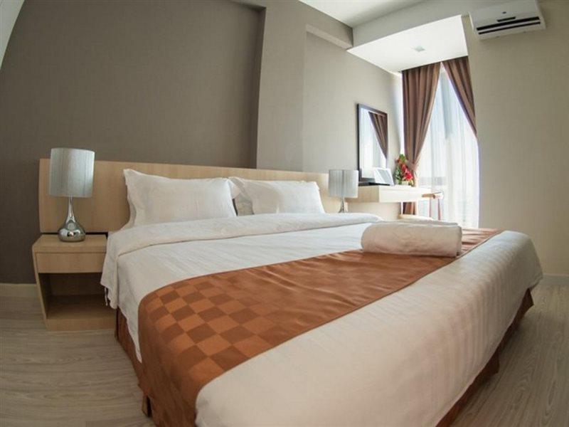 Sky Hotel Kota Kinabalu Exterior photo
